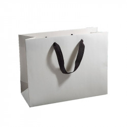 Luxe papieren draagtas in mat geplastificeerde uitvoering, wit of zwart lint voor afsluiting